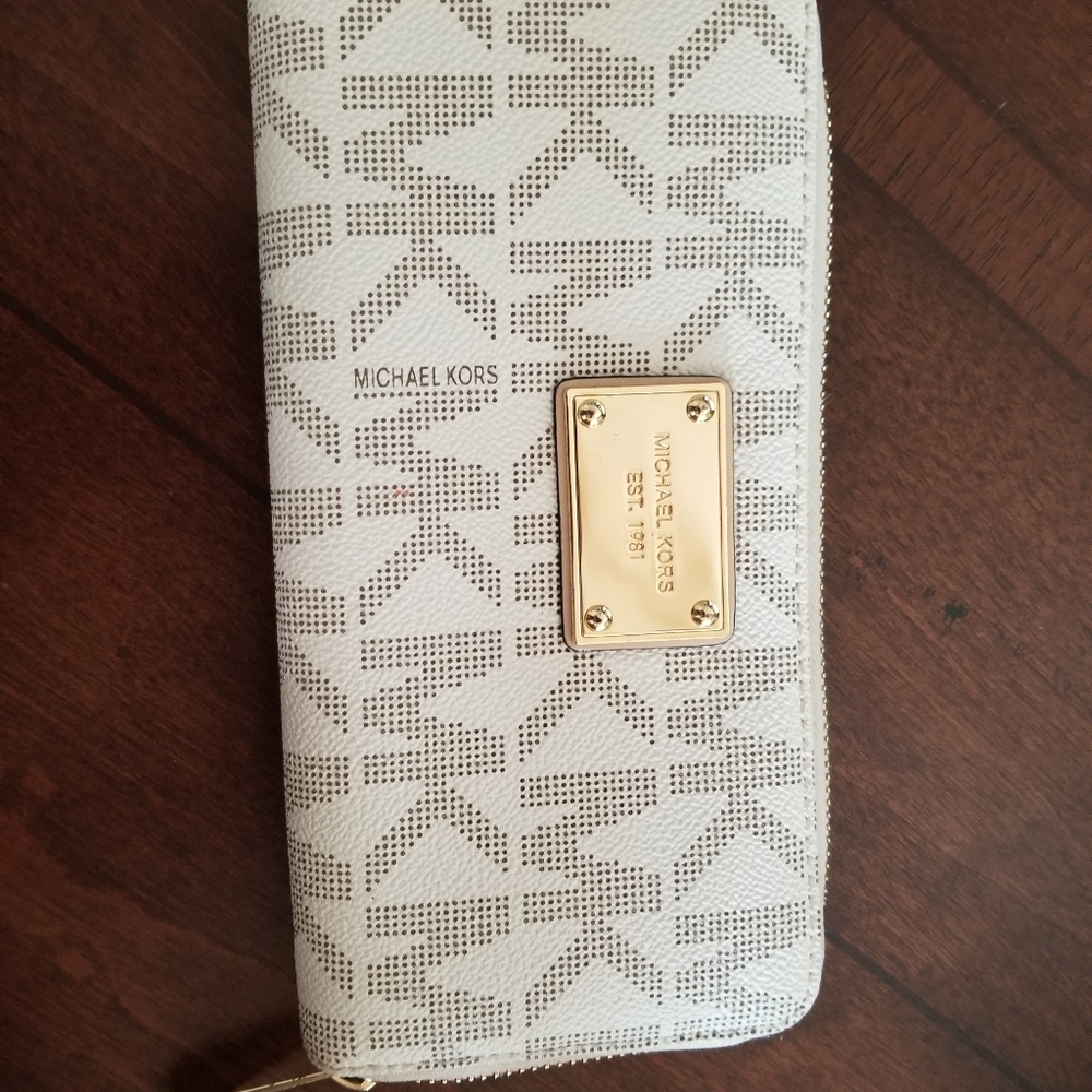 Michael Kors Signature wallet